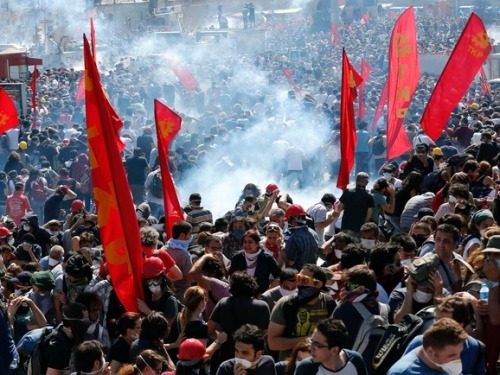 sumber foto: http://english.alarabiya.net/en/photo-gallery/2013/06/02/Unrest-strikes-Turkey-.html