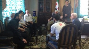 mcCain sedang rapat dengan pemberontak Suriah