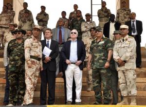 Senator McCain bersama pasukan pemberontak Libya