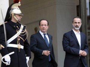 Tokoh oposisi Suriah dari kubu Ikhwanul Muslimin, Moaz Al Khatib bersama Presiden Perancis, Hollande