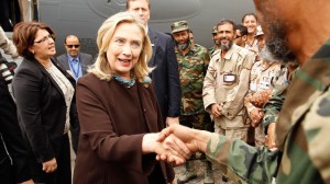 Hillary Clinton bersama pasukan pemberontak Libya (Okt 2011; Qaddafi tewas 20 Okt 2011)